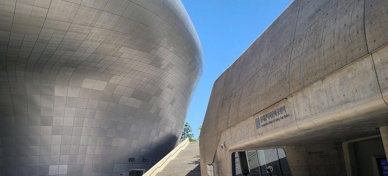 dongdaemun design plaza, south korea, urban development, seoul, asia, landmark, ddp, travel, ddp, ddp, ddp, ddp, ddp, 韓國客製化私人導覽, 首爾客製化私人導覽, 隱藏歷史巷弄, 在地人聚點, 一對一諮詢, 專屬拍照景點, 韩国定制化私人导览, 首尔定制化私人导览, 隐藏历史小巷, 本地人聚点, 一对一咨询, 专属打卡景点, 프라이빗 맞춤 투어, 숨겨진 골목, 로컬 핫플레이스, 1대1 상담, 인생샷 스팟, Private Custom Tour Seoul, hidden historical alley, Private Custom Tour Korea, local hotspot, one-on-one consultation, photo spot