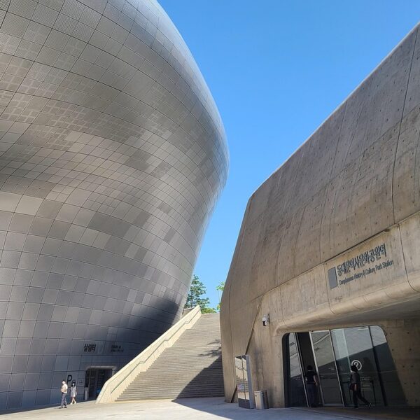 dongdaemun design plaza, south korea, urban development, seoul, asia, landmark, ddp, travel, ddp, ddp, ddp, ddp, ddp, 韓國客製化私人導覽, 首爾客製化私人導覽, 隱藏歷史巷弄, 在地人聚點, 一對一諮詢, 專屬拍照景點, 韩国定制化私人导览, 首尔定制化私人导览, 隐藏历史小巷, 本地人聚点, 一对一咨询, 专属打卡景点, 프라이빗 맞춤 투어, 숨겨진 골목, 로컬 핫플레이스, 1대1 상담, 인생샷 스팟, Private Custom Tour Seoul, hidden historical alley, Private Custom Tour Korea, local hotspot, one-on-one consultation, photo spot