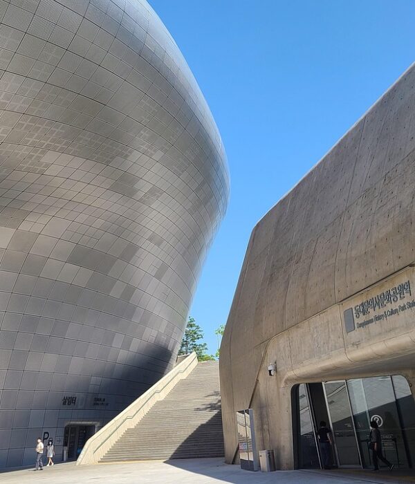 dongdaemun design plaza, south korea, urban development, seoul, asia, landmark, ddp, travel, ddp, ddp, ddp, ddp, ddp, 韓國客製化私人導覽, 首爾客製化私人導覽, 隱藏歷史巷弄, 在地人聚點, 一對一諮詢, 專屬拍照景點, 韩国定制化私人导览, 首尔定制化私人导览, 隐藏历史小巷, 本地人聚点, 一对一咨询, 专属打卡景点, 프라이빗 맞춤 투어, 숨겨진 골목, 로컬 핫플레이스, 1대1 상담, 인생샷 스팟, Private Custom Tour Seoul, hidden historical alley, Private Custom Tour Korea, local hotspot, one-on-one consultation, photo spot