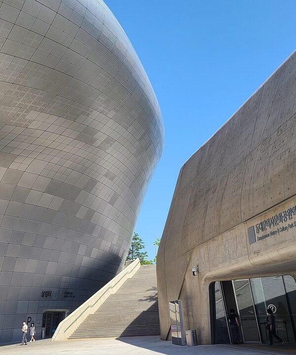 dongdaemun design plaza, south korea, urban development, seoul, asia, landmark, ddp, travel, ddp, ddp, ddp, ddp, ddp, 韓國客製化私人導覽, 首爾客製化私人導覽, 隱藏歷史巷弄, 在地人聚點, 一對一諮詢, 專屬拍照景點, 韩国定制化私人导览, 首尔定制化私人导览, 隐藏历史小巷, 本地人聚点, 一对一咨询, 专属打卡景点, 프라이빗 맞춤 투어, 숨겨진 골목, 로컬 핫플레이스, 1대1 상담, 인생샷 스팟, Private Custom Tour Seoul, hidden historical alley, Private Custom Tour Korea, local hotspot, one-on-one consultation, photo spot
