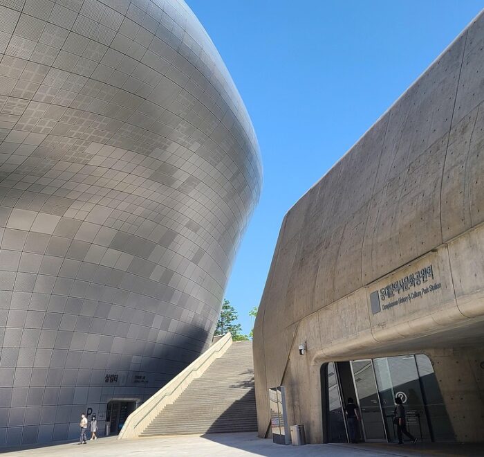 dongdaemun design plaza, south korea, urban development, seoul, asia, landmark, ddp, travel, ddp, ddp, ddp, ddp, ddp, 韓國客製化私人導覽, 首爾客製化私人導覽, 隱藏歷史巷弄, 在地人聚點, 一對一諮詢, 專屬拍照景點, 韩国定制化私人导览, 首尔定制化私人导览, 隐藏历史小巷, 本地人聚点, 一对一咨询, 专属打卡景点, 프라이빗 맞춤 투어, 숨겨진 골목, 로컬 핫플레이스, 1대1 상담, 인생샷 스팟, Private Custom Tour Seoul, hidden historical alley, Private Custom Tour Korea, local hotspot, one-on-one consultation, photo spot