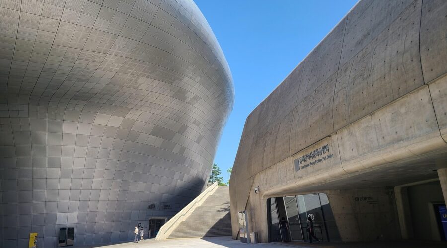 dongdaemun design plaza, south korea, urban development, seoul, asia, landmark, ddp, travel, ddp, ddp, ddp, ddp, ddp, 韓國客製化私人導覽, 首爾客製化私人導覽, 隱藏歷史巷弄, 在地人聚點, 一對一諮詢, 專屬拍照景點, 韩国定制化私人导览, 首尔定制化私人导览, 隐藏历史小巷, 本地人聚点, 一对一咨询, 专属打卡景点, 프라이빗 맞춤 투어, 숨겨진 골목, 로컬 핫플레이스, 1대1 상담, 인생샷 스팟, Private Custom Tour Seoul, hidden historical alley, Private Custom Tour Korea, local hotspot, one-on-one consultation, photo spot