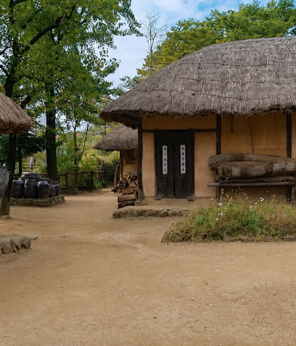 韓國民俗村之旅, 傳統村落全景, 茅草屋Choga,, 兩班宅邸, 熱鬧市集攤位, 韩国民俗村之旅, 传统村落全景, 茅草屋Choga, 两班宅邸, 热闹集市摊位, 한국민속촌 투어, 전통 마을 전경, 초가집, 양반가 저택, 활기찬 장터, Korean Folk Village Tour, traditional village view, thatched-roof Choga house, Yangban noble mansion, bustling market stall