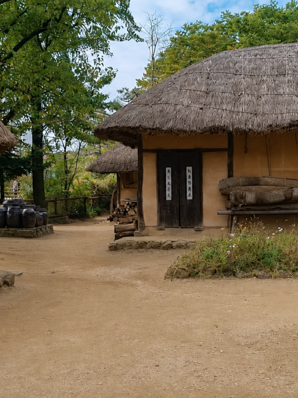 韓國民俗村之旅, 傳統村落全景, 茅草屋Choga,, 兩班宅邸, 熱鬧市集攤位, 韩国民俗村之旅, 传统村落全景, 茅草屋Choga, 两班宅邸, 热闹集市摊位, 한국민속촌 투어, 전통 마을 전경, 초가집, 양반가 저택, 활기찬 장터, Korean Folk Village Tour, traditional village view, thatched-roof Choga house, Yangban noble mansion, bustling market stall