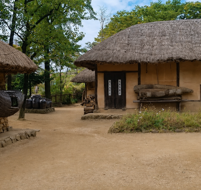 韓國民俗村之旅, 傳統村落全景, 茅草屋Choga,, 兩班宅邸, 熱鬧市集攤位, 韩国民俗村之旅, 传统村落全景, 茅草屋Choga, 两班宅邸, 热闹集市摊位, 한국민속촌 투어, 전통 마을 전경, 초가집, 양반가 저택, 활기찬 장터, Korean Folk Village Tour, traditional village view, thatched-roof Choga house, Yangban noble mansion, bustling market stall