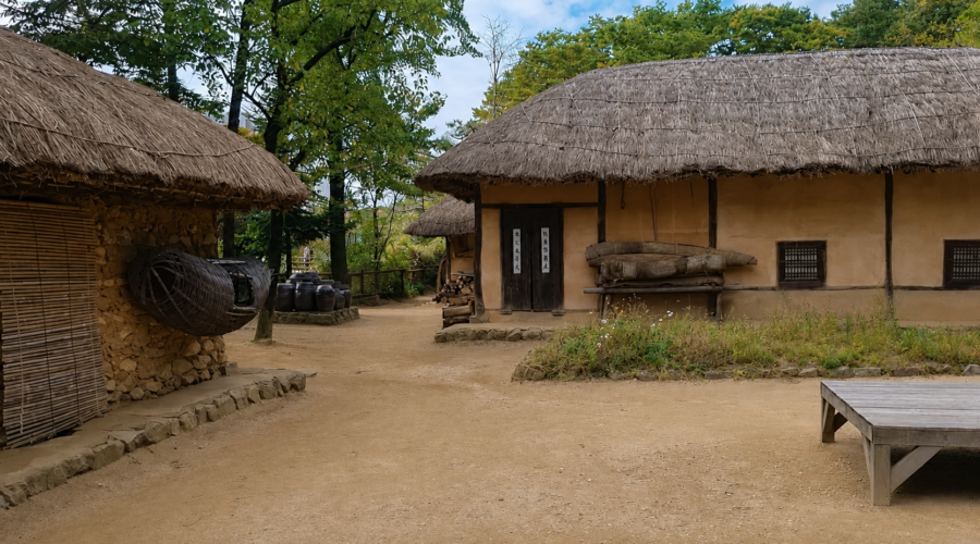 韓國民俗村之旅, 傳統村落全景, 茅草屋Choga,, 兩班宅邸, 熱鬧市集攤位, 韩国民俗村之旅, 传统村落全景, 茅草屋Choga, 两班宅邸, 热闹集市摊位, 한국민속촌 투어, 전통 마을 전경, 초가집, 양반가 저택, 활기찬 장터, Korean Folk Village Tour, traditional village view, thatched-roof Choga house, Yangban noble mansion, bustling market stall